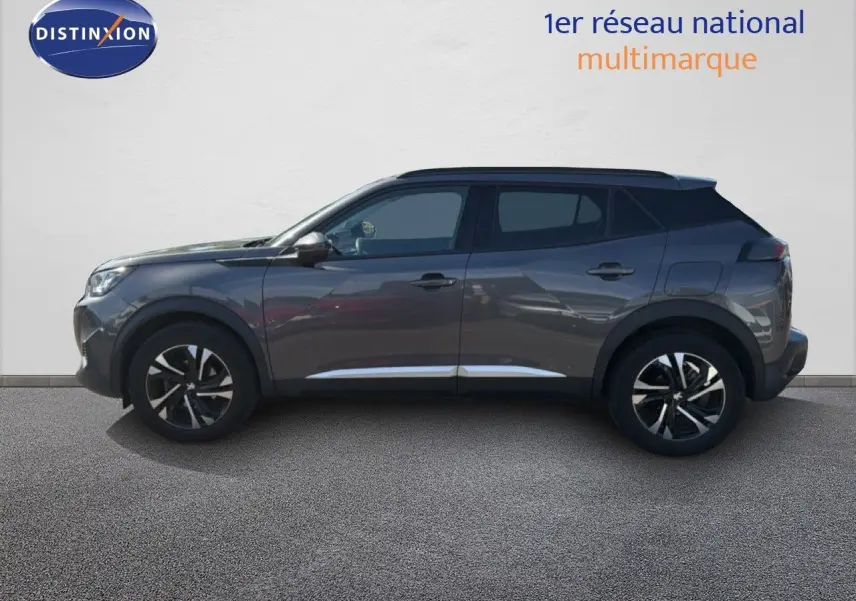 Peugeot 2008 gris platinium vue de profil côté gauche, avec jantes alliage bicolores et toit noir contrasté.
