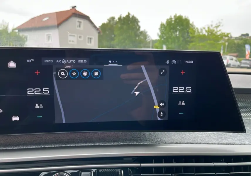 Écran central tactile du Peugeot 5008 Hybrid 145 GT 2025 avec navigation et affichage climatisation à 22,5°C.