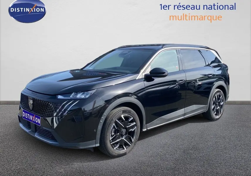 Peugeot 5008 Hybrid noir Perla Nera métal en 3/4 avant droit, avec jantes alliage noires et toit panoramique.