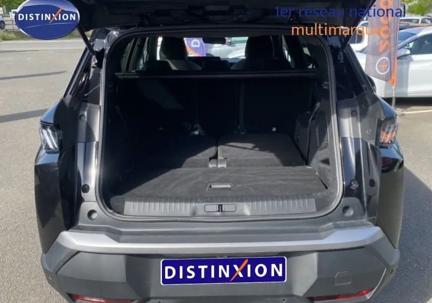 Vue arrière du Peugeot 5008 noir Perla Nera avec coffre ouvert montrant un espace de chargement spacieux et modulable.