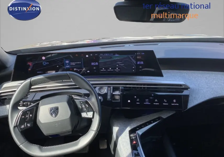 Vue intérieure du tableau de bord et volant noir du Peugeot 5008 Hybrid 145ch Allure 2025 avec écran tactile panoramique.