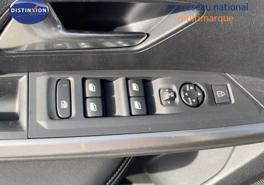 Gros plan sur les commandes de lève-vitres et rétroviseurs côté conducteur du Peugeot 5008 noir Perla Nera 2025.