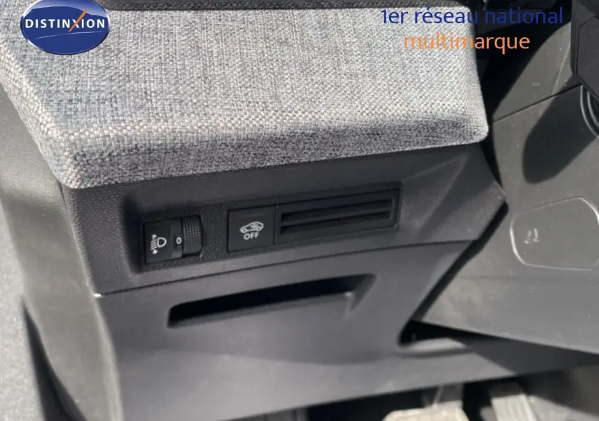 Détail des commandes sous le tableau de bord côté gauche du Peugeot 5008 noir Perla Nera 2025 hybride.