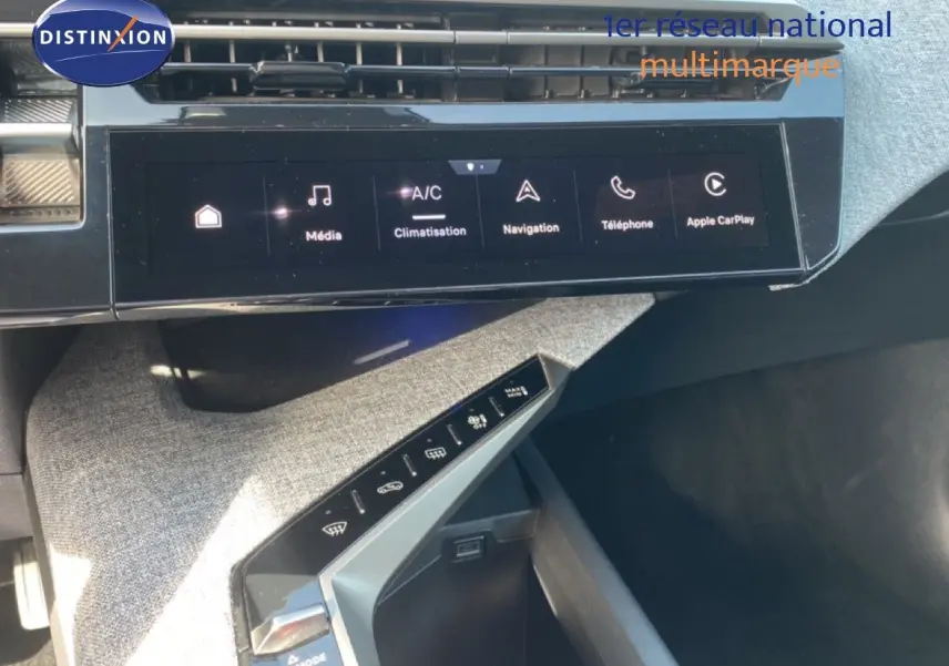 Détail de la console centrale avec écran tactile et commandes tactiles dans l’habitacle gris-noir du Peugeot 5008 HYBRID 2025.