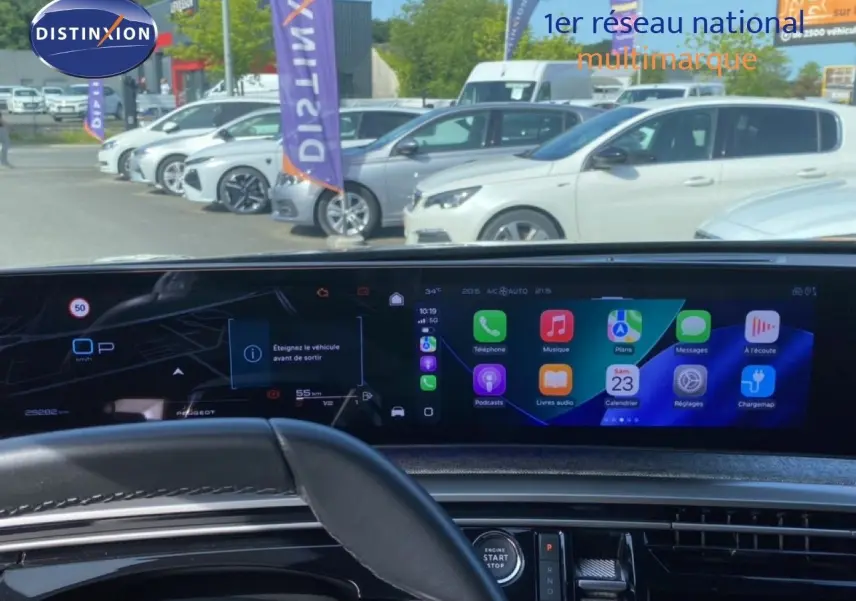 Vue intérieure du tableau de bord du Peugeot 5008 noir Perla Nera, avec écran tactile affichant applications connectées.