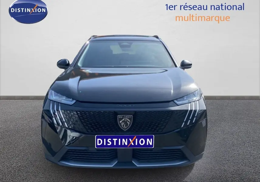 Vue frontale d’un Peugeot 5008 noir Perla Nera métallisé avec calandre distinctive et phares LED en griffes.