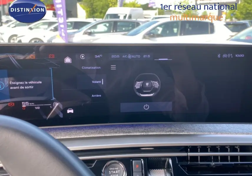 Vue intérieure du tableau de bord numérique du Peugeot 5008 noir Perla Nera, avec écran tactile et commandes modernes.