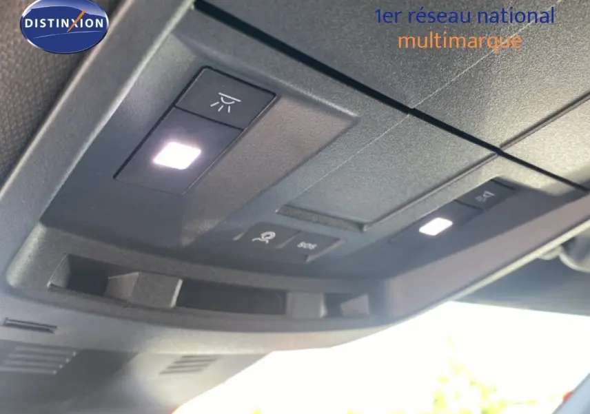 Vue en gros plan du plafonnier avec éclairage et commandes dans un Peugeot 5008 noir Perla Nera 2025 hybride.