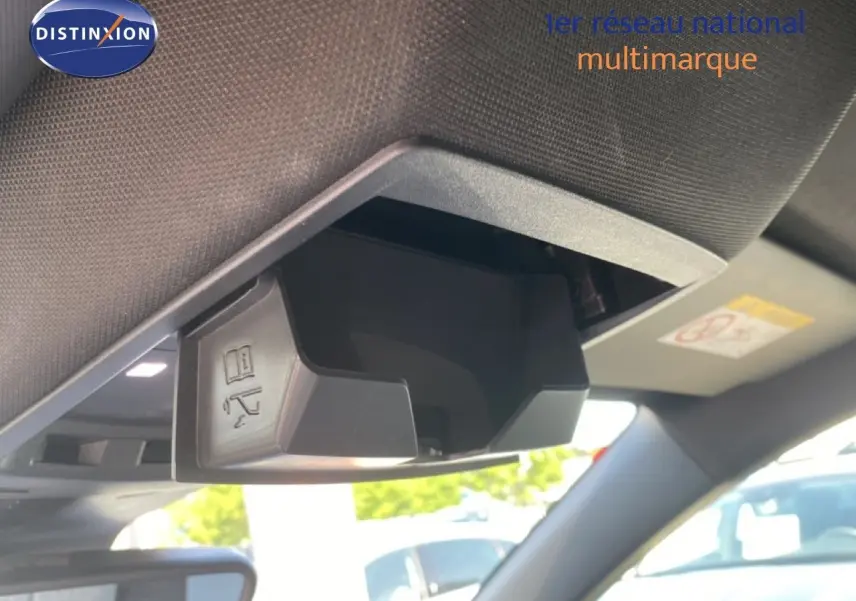 Rangement lunettes ouvert sous le toit intérieur du Peugeot 5008 noir Perla Nera, vue côté passager.