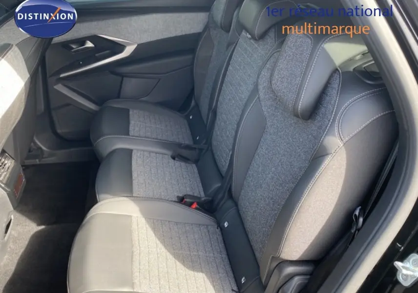 Vue intérieure arrière droite du Peugeot 5008 noir Perla Nera, sièges en tissu gris et cuir noir avec surpiqûres contrastées.