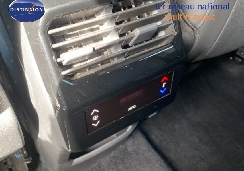 Gros plan sur la commande de climatisation arrière noire du Peugeot 5008 Hybrid 2025, avec aérateurs et affichage digital.
