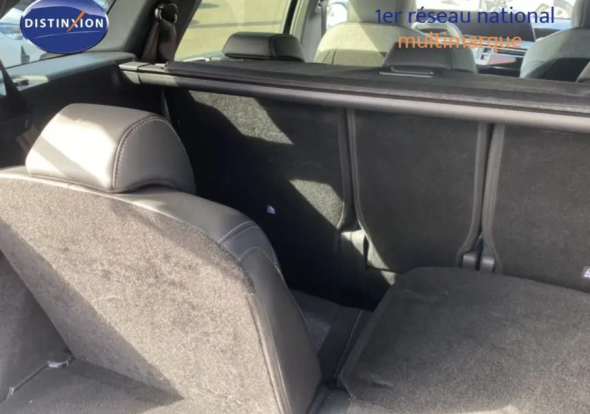 Vue arrière intérieure du coffre du Peugeot 5008 noir Perla Nera, siège arrière droit partiellement rabattu.
