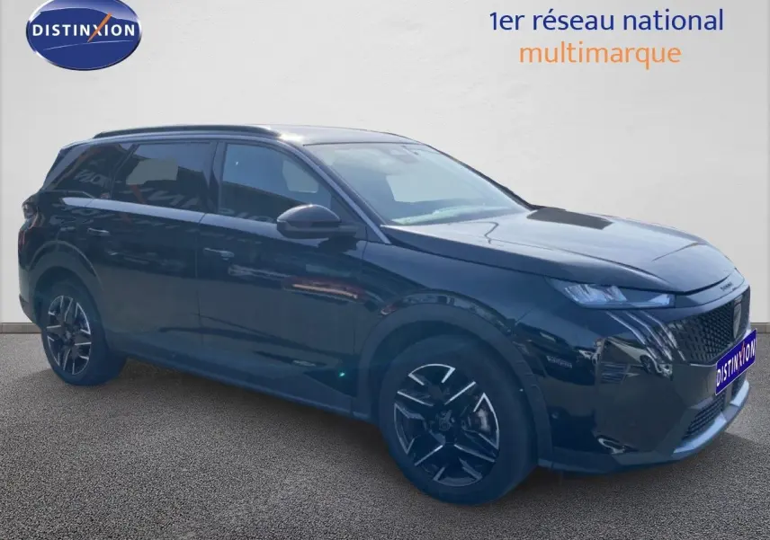 Peugeot 5008 Hybrid noir Perla Nera, vue 3/4 avant droit, avec jantes alliage et calandre distinctive.
