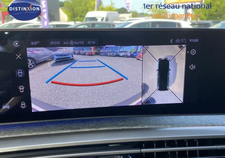 Écran multimédia du Peugeot 5008 Hybrid noir, affichant la caméra de recul et la vue 360° du véhicule en stationnement.