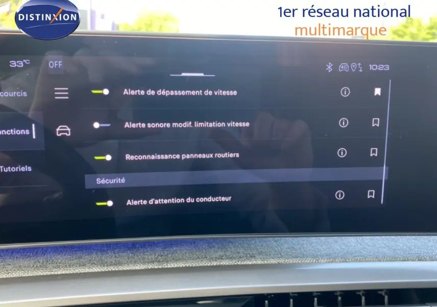 Écran tactile du tableau de bord du Peugeot 5008 Hybrid 145ch Allure, affichant les alertes de sécurité.