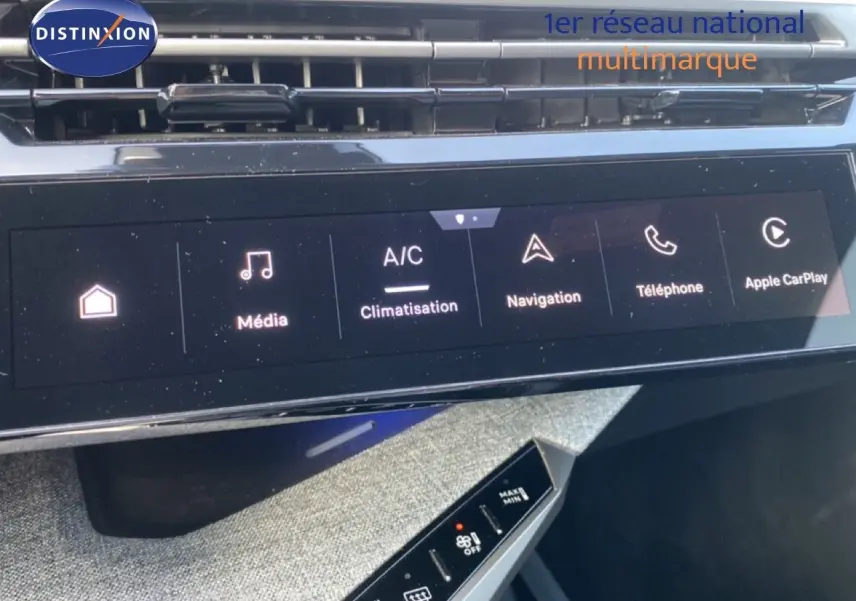 Détail de l’écran tactile central du Peugeot 5008 Hybrid 2025 montrant les options média, climatisation, navigation, téléphone et Apple CarPlay.