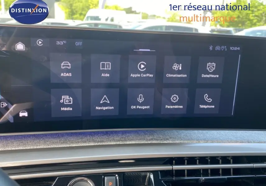 Écran tactile central affichant les options multimédia et navigation du Peugeot 5008 Hybrid 2025, intérieur gris-noir.