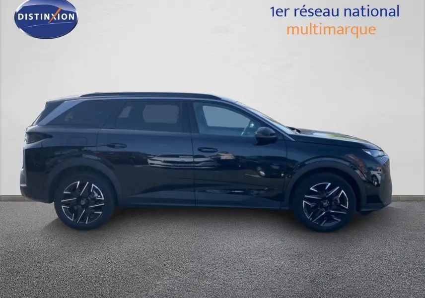 Peugeot 5008 noir Perla Nera métal, vue de profil côté gauche, SUV hybride 2025 avec jantes noires distinctives.