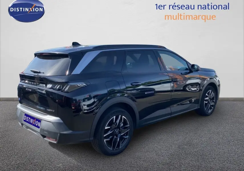 Peugeot 5008 Hybrid 145ch noir Perla Nera métal, vue 3/4 arrière droit, jantes alliage noires et toit noir.