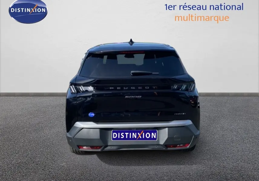 Vue arrière d’un Peugeot 5008 HYBRID noir Perla Nera Metal avec logo et feux LED distinctifs visibles.