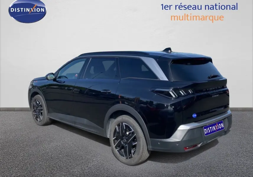 Peugeot 5008 Hybrid noir Perla Nera, vue 3/4 arrière droit, jantes noires et toit contrasté gris.