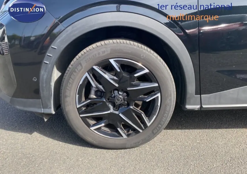 Gros plan sur la roue avant gauche noire avec jante alliage 19 pouces du Peugeot 5008 HYBRID 145CH e-DCS6 Allure.