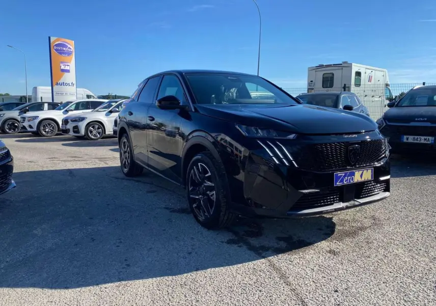 Peugeot 3008 noir métallisé en 3/4 avant droit, avec calandre distinctive et jantes alliage sombres.