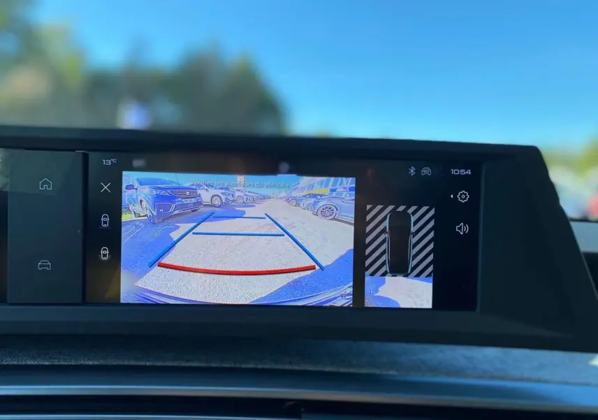 Écran intérieur du Peugeot 3008 noir montrant la caméra de recul avec vue arrière et angles de stationnement.