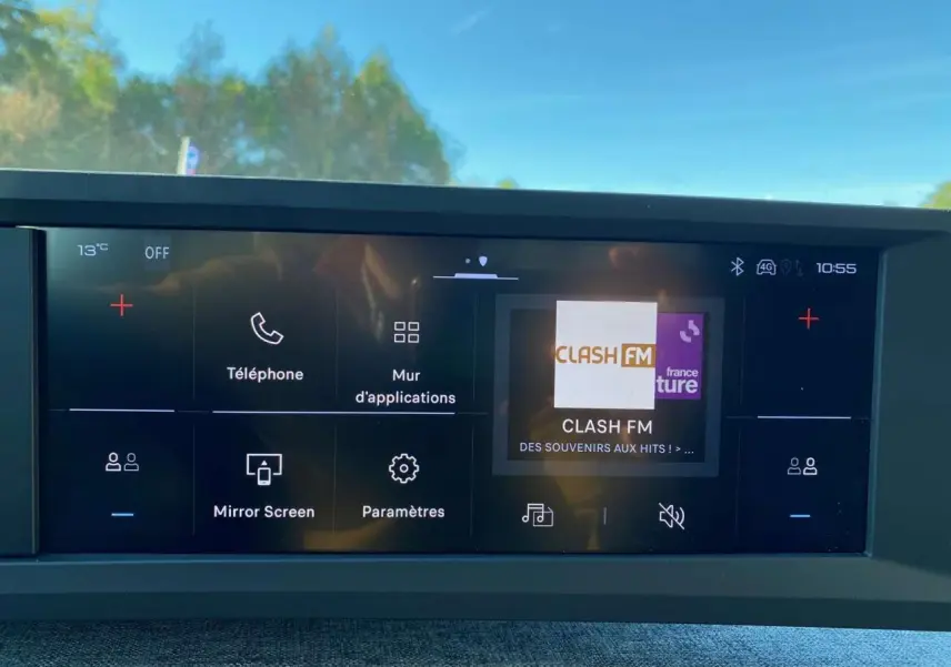 Vue intérieure du tableau de bord du Peugeot 3008 noir 2025, écran tactile central affichant les options multimédia.