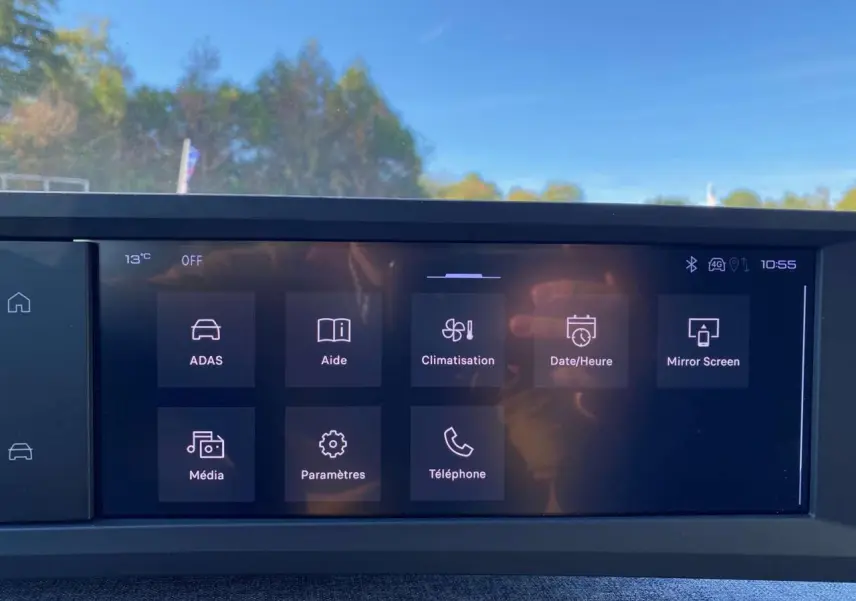 Écran tactile central du Peugeot 3008 2025 affichant les options climatisation, aide et téléphone dans un intérieur moderne.