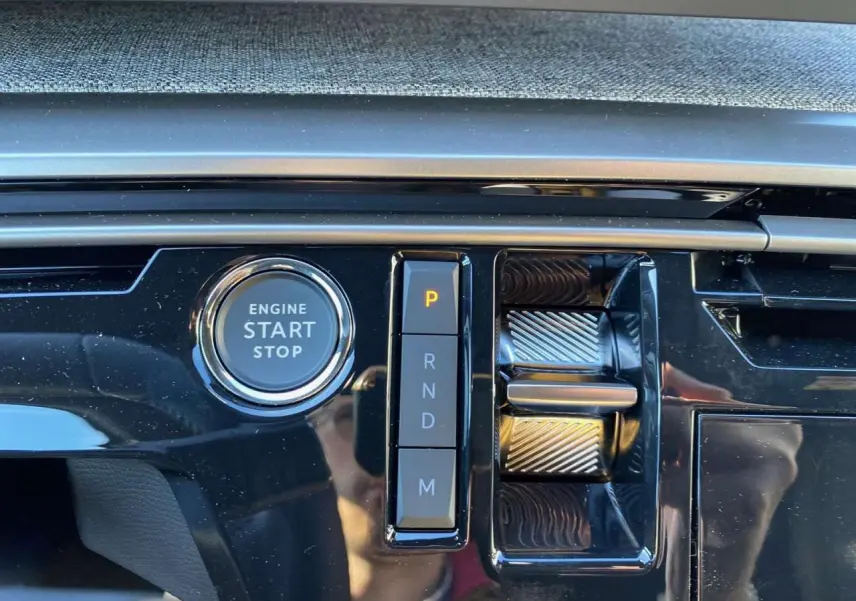 Gros plan sur la console centrale noire du Peugeot 3008 2025, avec bouton start/stop et sélecteur de boîte automatique.