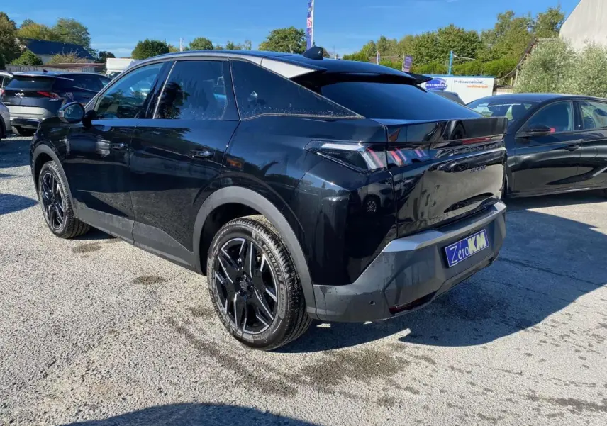 Peugeot 3008 noir métallisé en 3/4 arrière droit, avec jantes noires et feux arrière LED distinctifs.