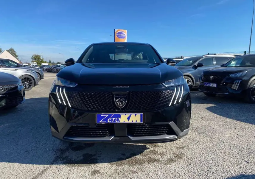 Vue avant d'un Peugeot 3008 noir 2025 avec calandre noire et feux LED à griffes distinctifs, sur un parking en extérieur.