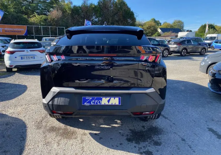 Vue arrière d’un Peugeot 3008 noir métallisé 2025 avec feux LED caractéristiques et logo hybride visible.