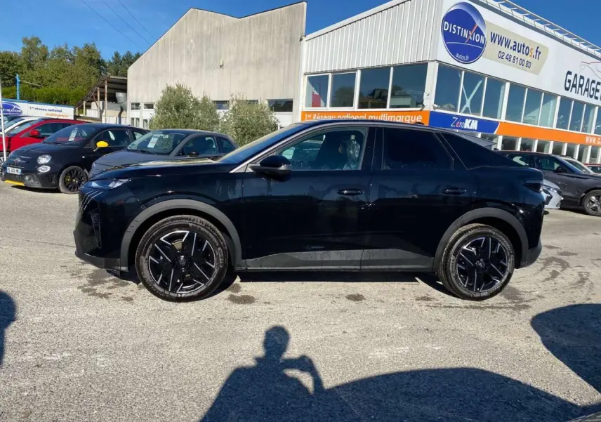 Profil côté gauche du Peugeot 3008 noir métallisé 2025, mettant en valeur ses jantes noires au design moderne.
