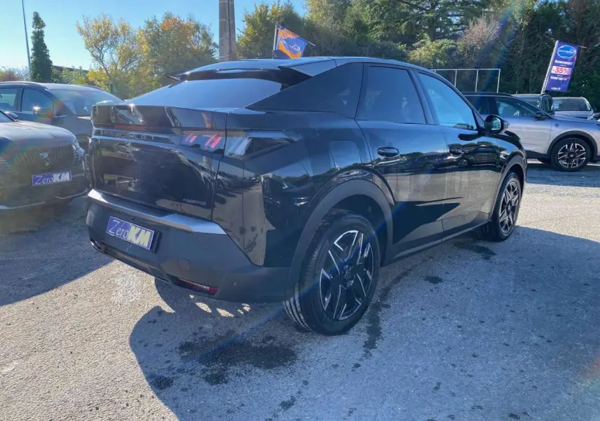 Peugeot 3008 hybride noire vue en 3/4 arrière droit, avec jantes noires et feux arrière LED distinctifs.