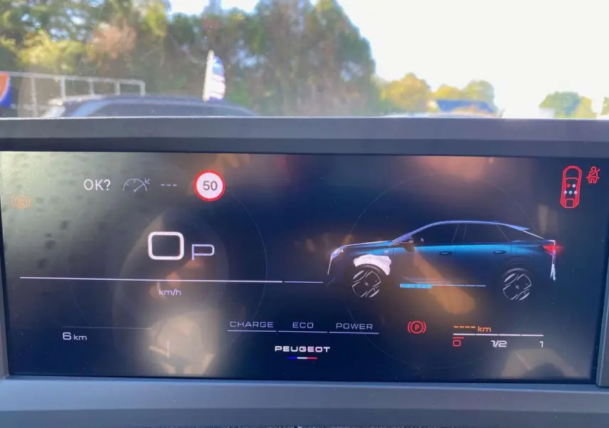 Affichage numérique intérieur montrant un Peugeot 3008 noir en profil droit sur l'écran de bord.