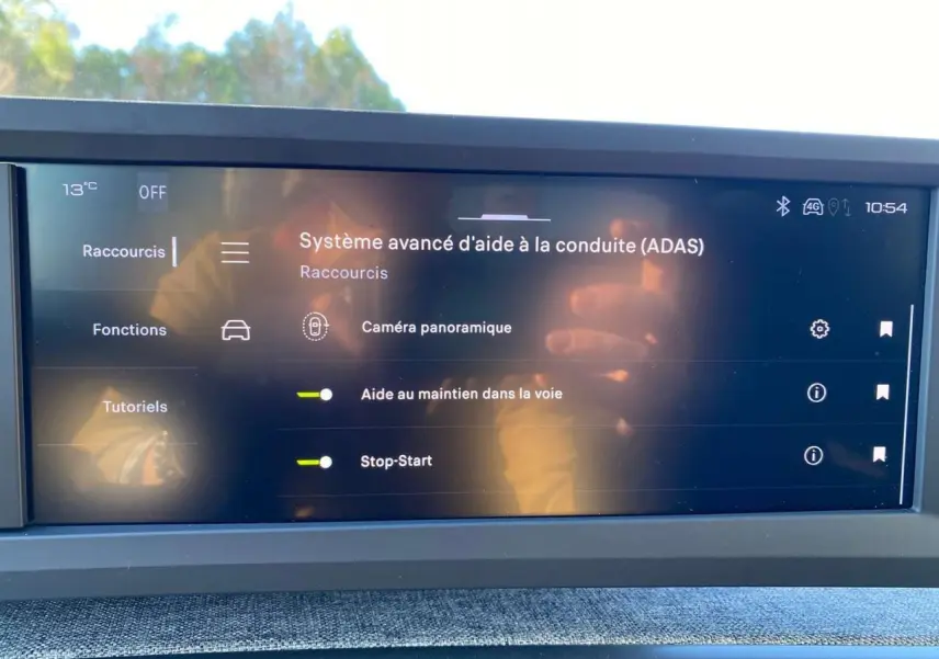 Écran tactile intérieur du Peugeot 3008 noir 2025 affichant les options d’aide à la conduite ADAS.