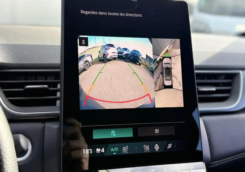 Écran tactile intérieur montrant la caméra 360° du Renault Symbioz gris Cassiopée en vue arrière et vue plongeante.