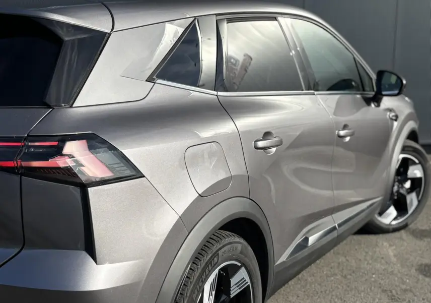 Vue 3/4 arrière droite du Renault Symbioz gris Cassiopée avec jantes 18 pouces et hayon mains libres visible.