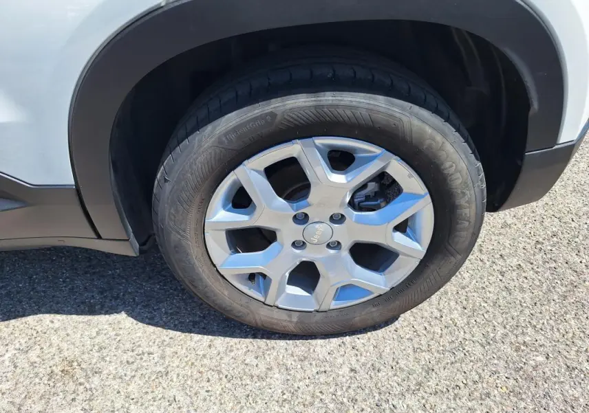 Gros plan sur la roue avant droite blanche du Jeep Avenger électrique 2025 avec jante alliage 17 pouces.