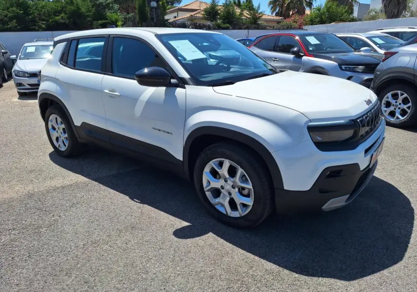 Jeep Avenger électrique blanc en vue 3/4 avant droit, avec jantes alliage 17 pouces et rétroviseurs noirs.