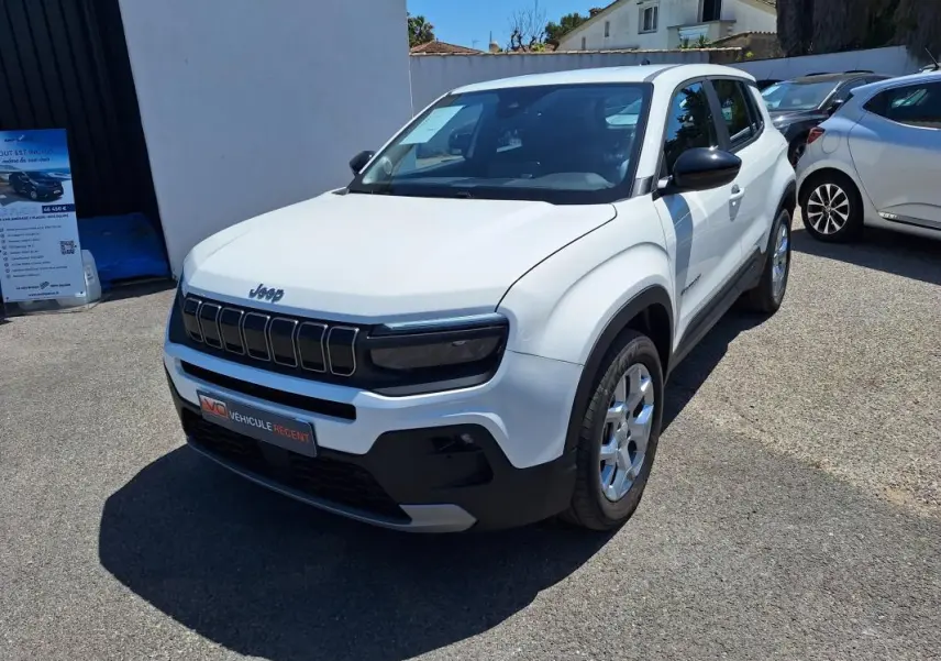 Jeep Avenger électrique blanc en 3/4 avant droit, avec jantes alliage 17 pouces et rétroviseurs noirs.
