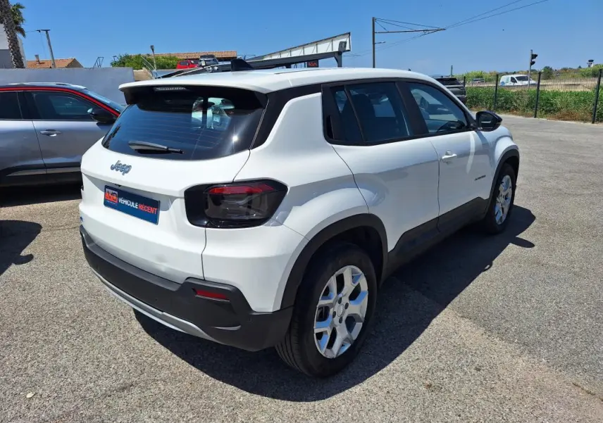 Jeep Avenger électrique blanc vu en 3/4 arrière droit, avec jantes alliage 17 pouces et feux arrière noirs.
