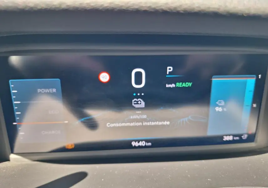 Tableau de bord numérique du Jeep Avenger électrique 2025, affichant la consommation instantanée et l'autonomie.