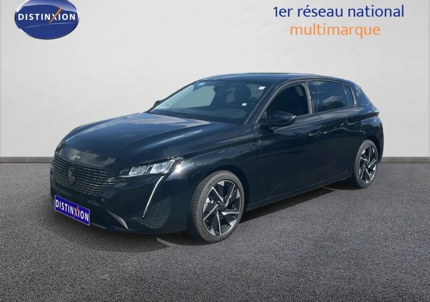 Peugeot 308 noir métal vue 3/4 avant droit, avec calandre distinctive et jantes alliage bicolores.
