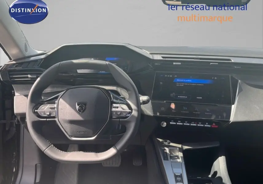 Vue intérieure centrée sur le volant et le tableau de bord de la Peugeot 308 Hybrid 145ch noir métal, écran tactile visible.