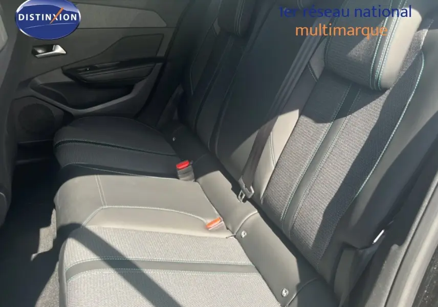 Vue intérieure côté droit des sièges arrière en tissu et cuir gris noir d'une Peugeot 308 Hybrid 2025 noir métal.