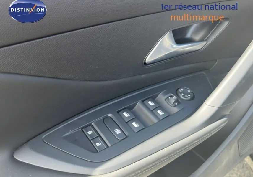 Détail des commandes de lève-vitres et rétroviseurs sur la porte côté gauche d’une Peugeot 308 noir métal 2025.