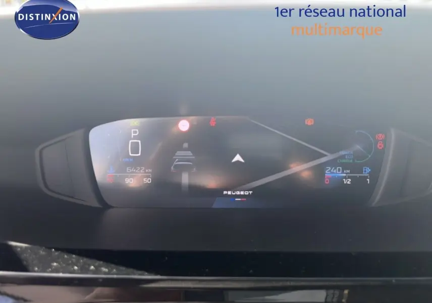 Vue rapprochée du tableau de bord numérique de la Peugeot 308 Hybrid 145ch, affichant la vitesse et l'autonomie.